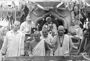 Jayananda and Nara-Narayana pulling Rathayatra cart