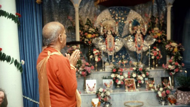 How can chanting the Hare Krishna mantra help people become